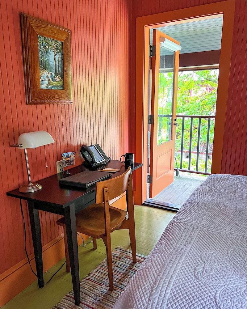 Room, 1 Queen Bed (with a Porch)