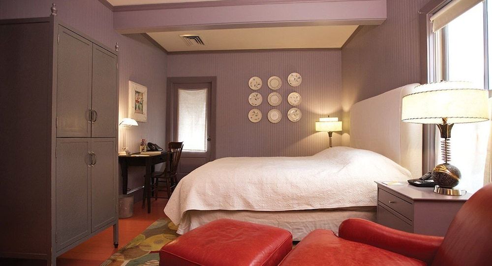 Deluxe Room (Standard Queen Bed)
