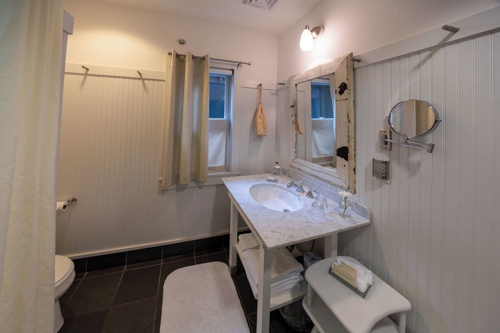 Deluxe Room (Standard King Bed)