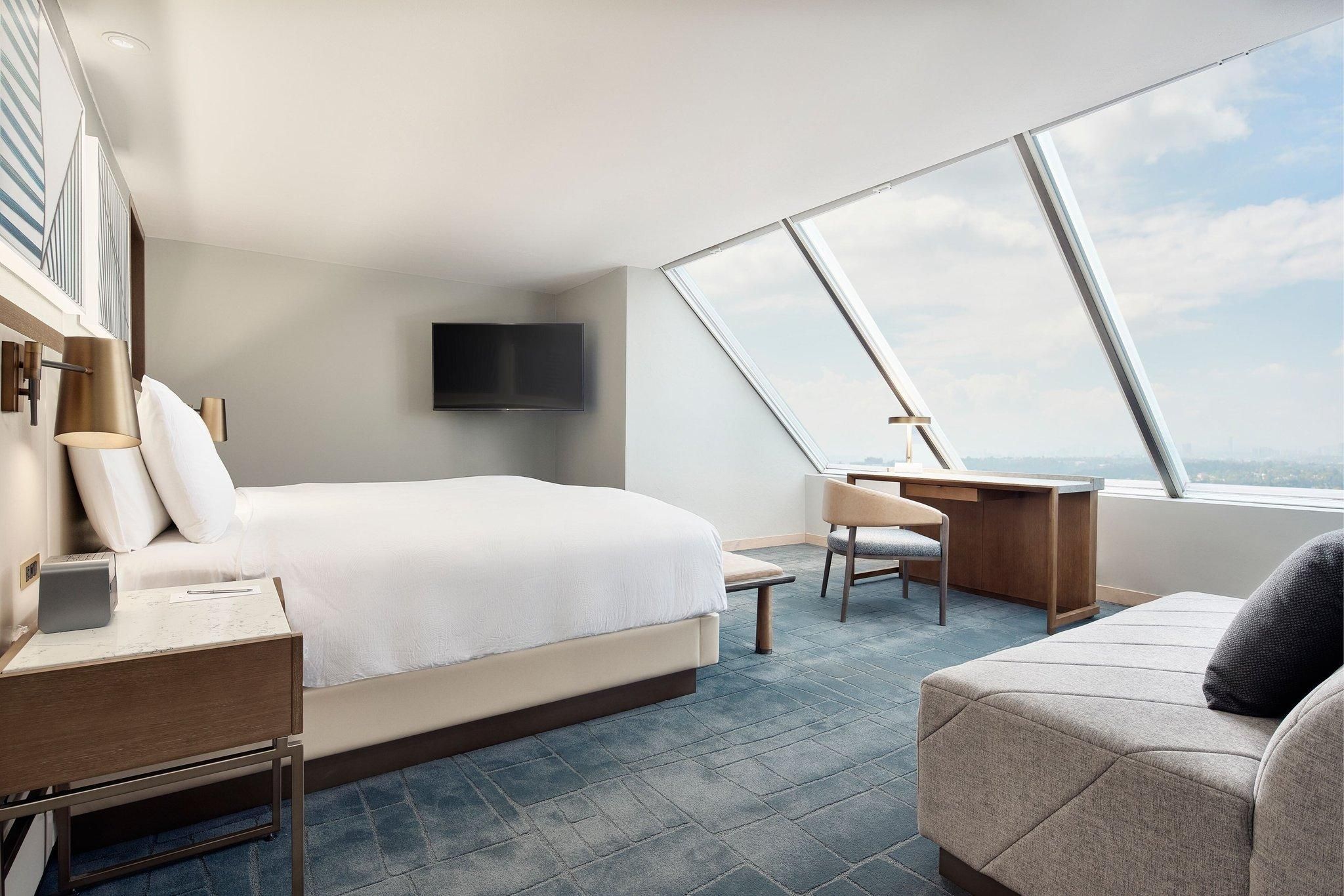 Executive Level Suite, 1 Bedroom Larger Suite, 1 King, High floor