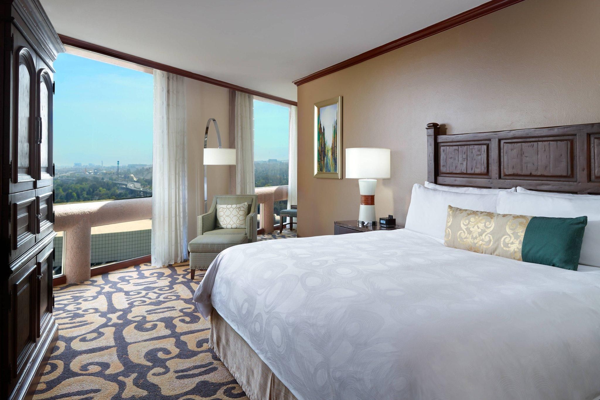 Master, 1 Bedroom Larger Suite, 1 King, Sofa bed, High floor