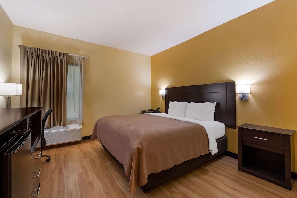 1 King Bed, Nonsmoking