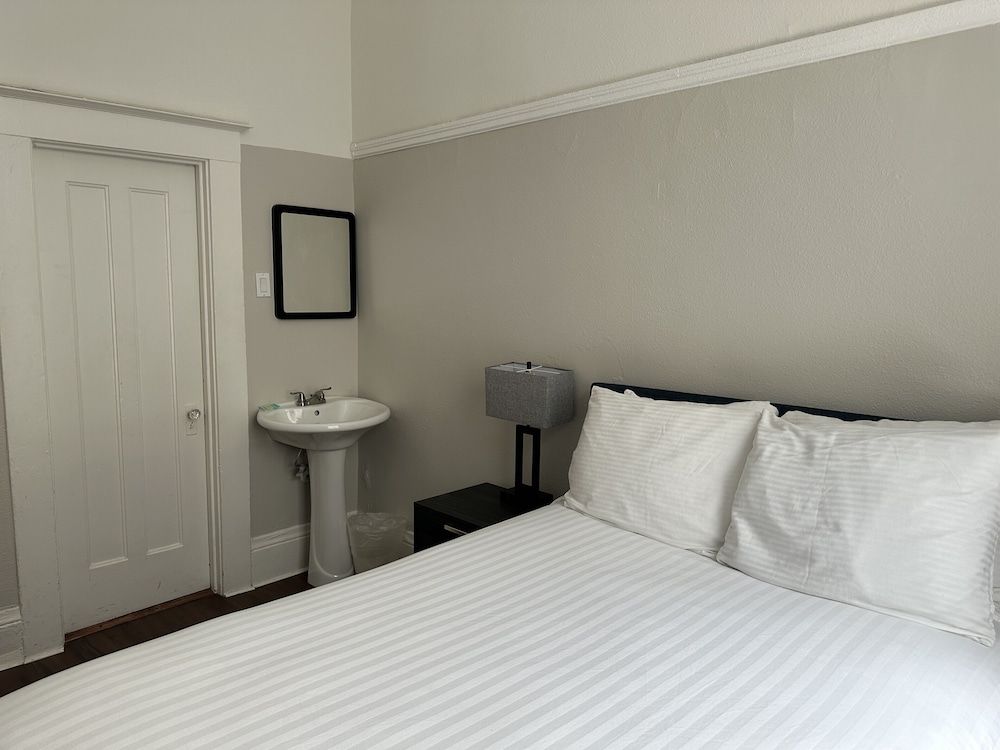 Hotel Ikon Standard Room, 1 Double Bed, Private Bathroom 3