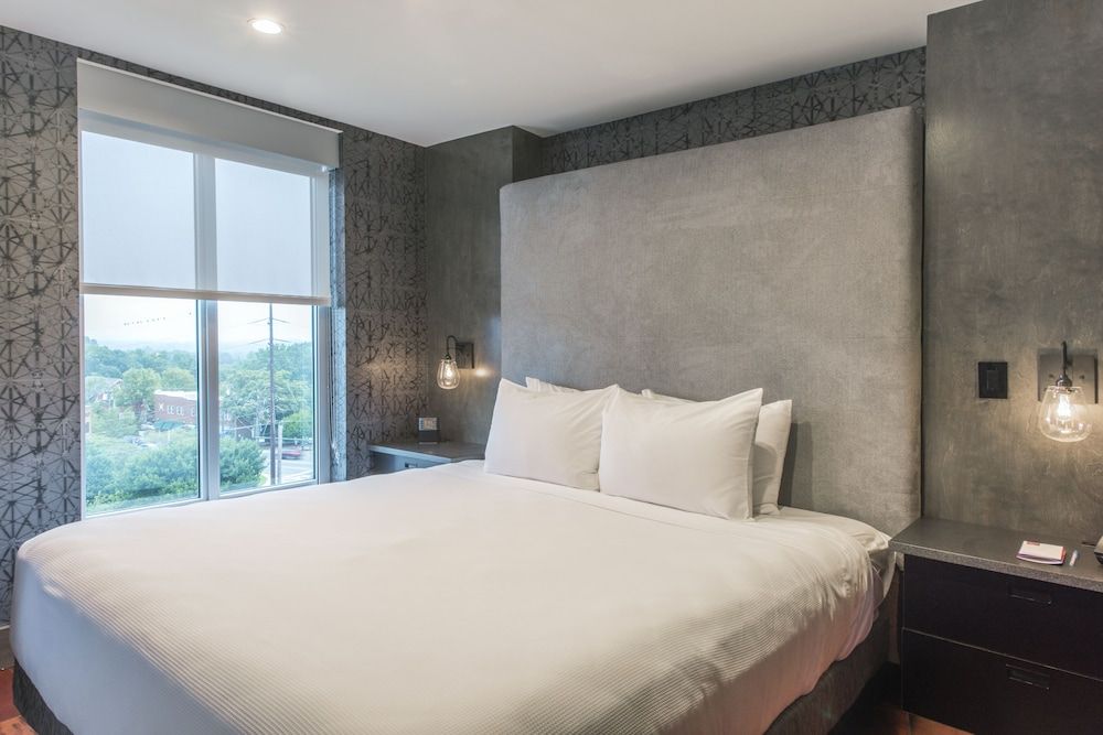 Suite, 1 King Bed (Groom)
