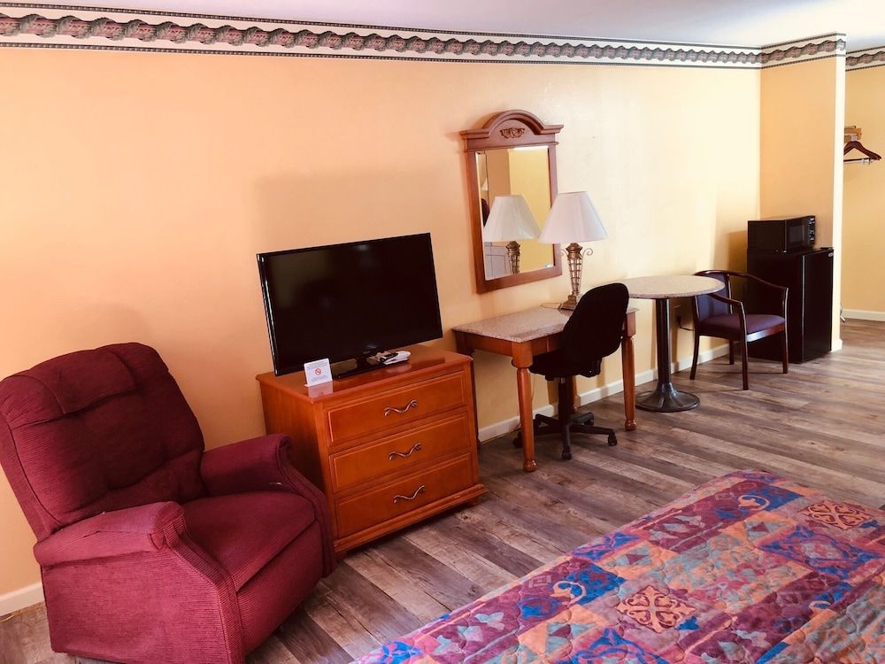 Mountain Inn & Suites Dunlap Standard Room, 1 King Bed, Non Smoking, Jetted Tub 3