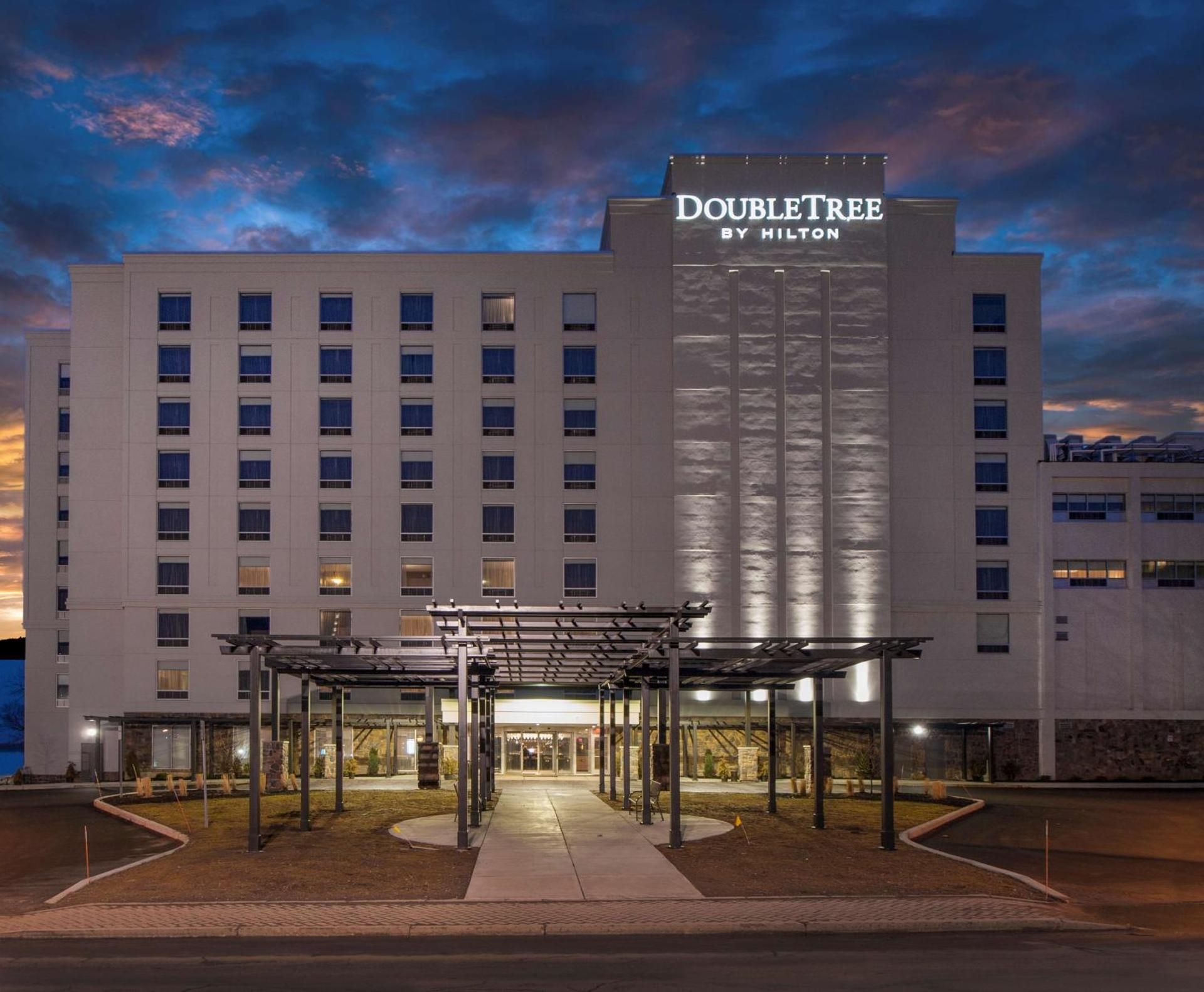 undefined DoubleTree by Hilton Niagara Falls 5