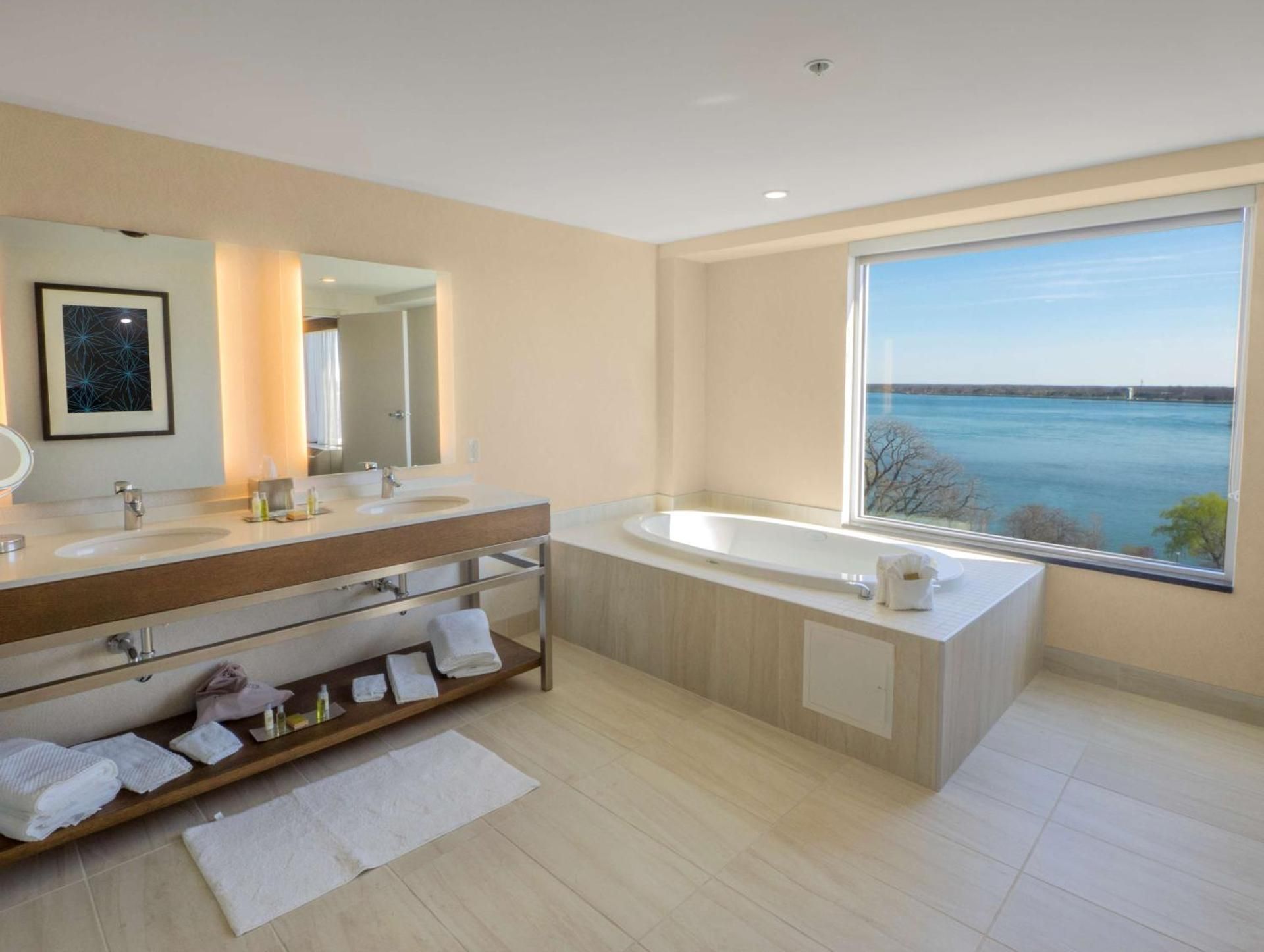 1 King Suite - Whirlpool With River View