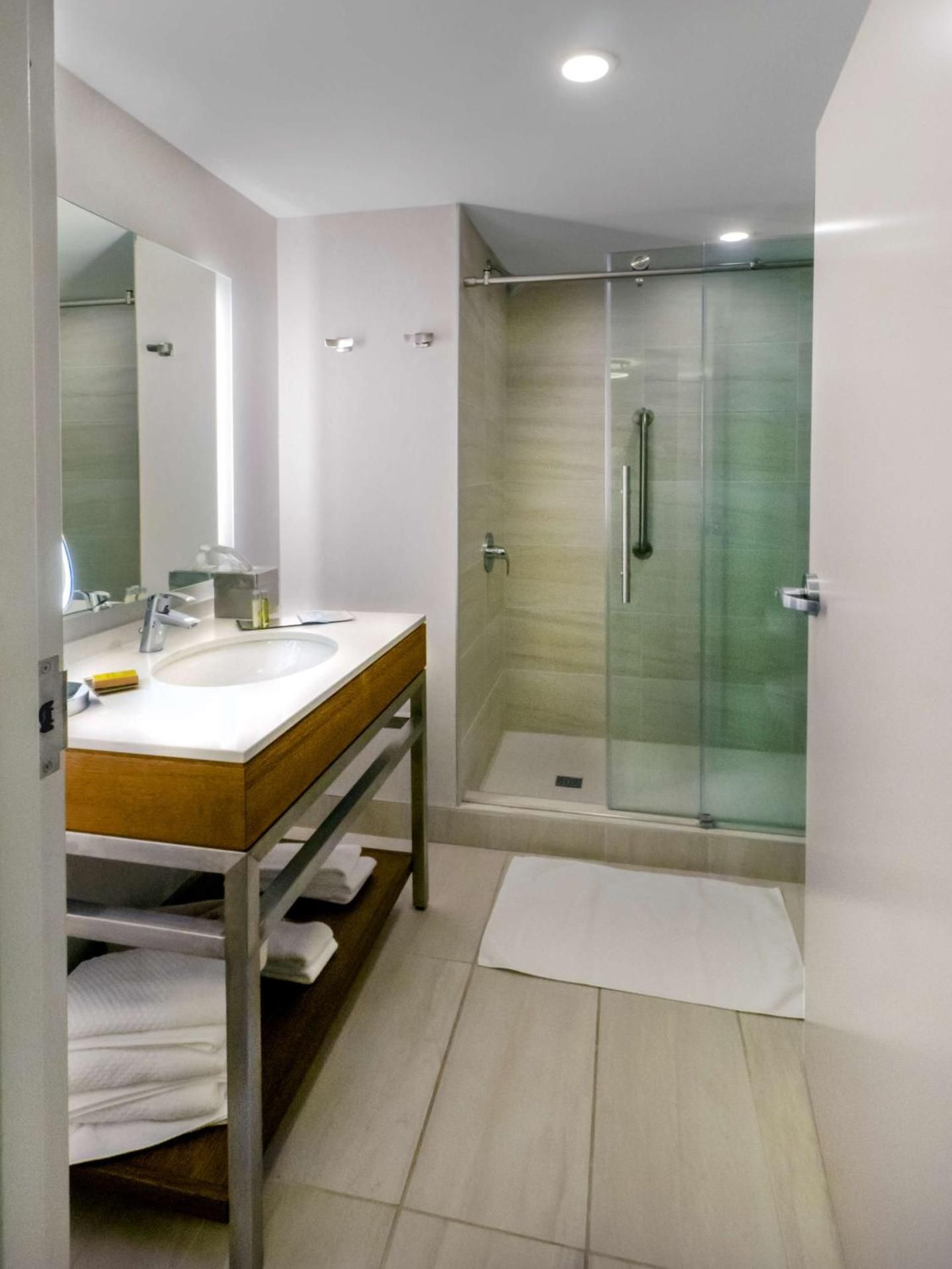 undefined DoubleTree by Hilton Niagara Falls 7