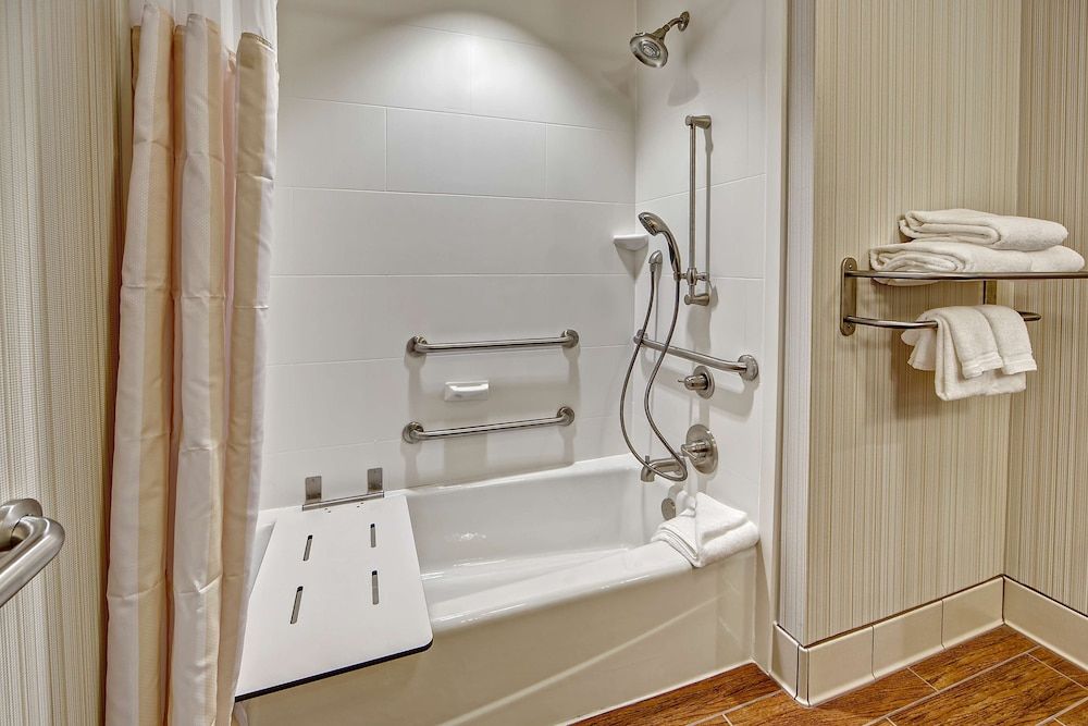 Room, 2 Queen Beds, Accessible, Bathtub