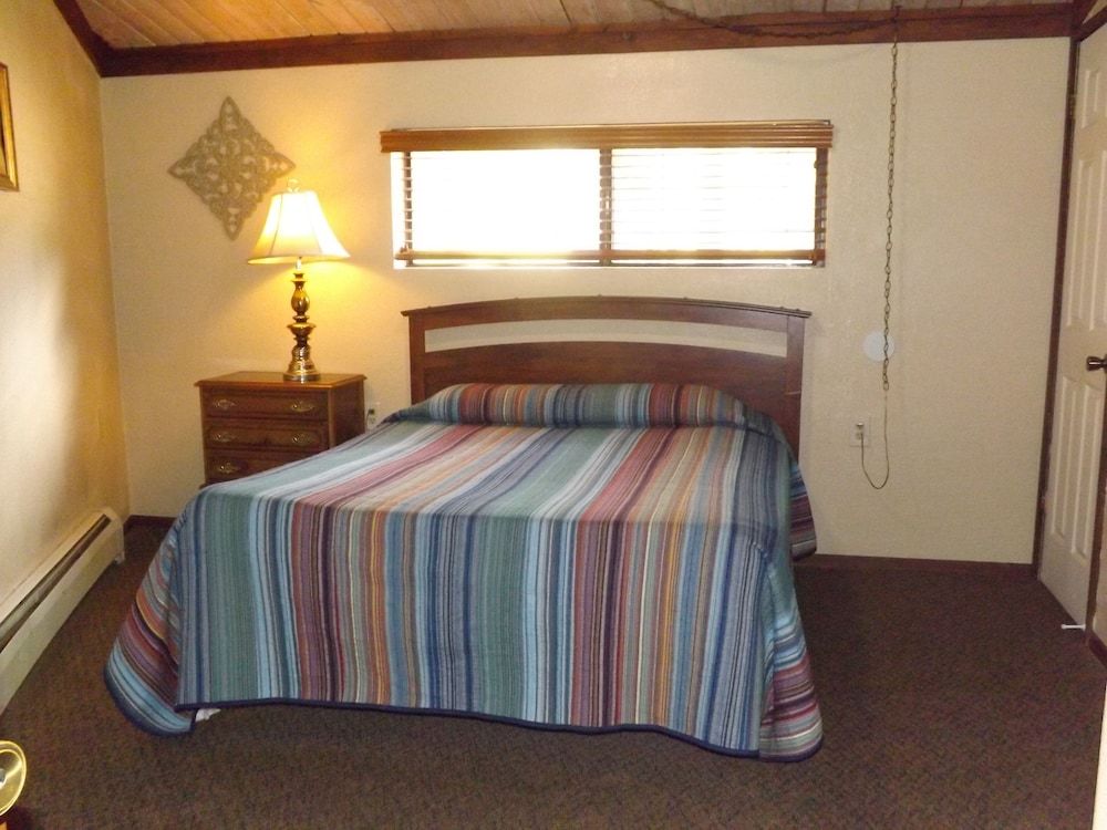 Arizona Mountain Inn and Cabins Cabin, Private Bathroom (Hogan) 4