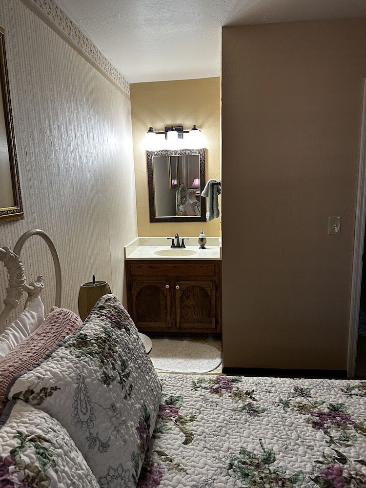 Arizona Mountain Inn and Cabins Suite, Private Bathroom (Suite 22/23 - Adult Only (No Pets) 5