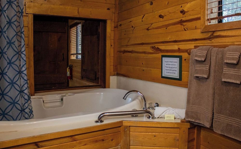 Honeymoon Cabin, Ensuite (Cabin 5 - No Pets)