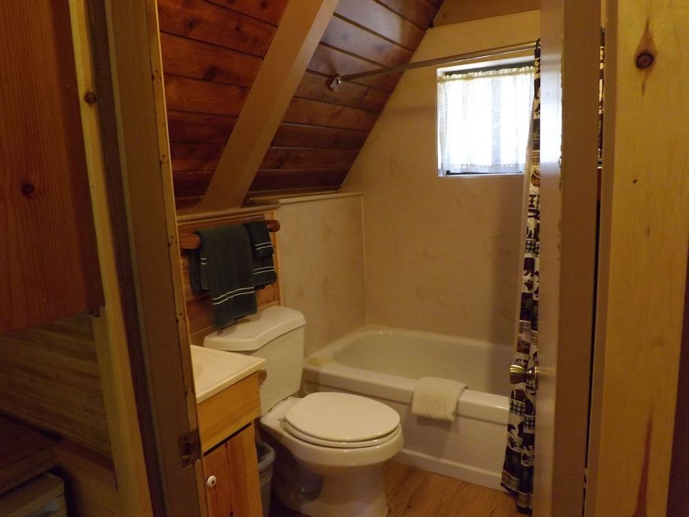 Signature Cabin, Private Bathroom (Cabin 9)