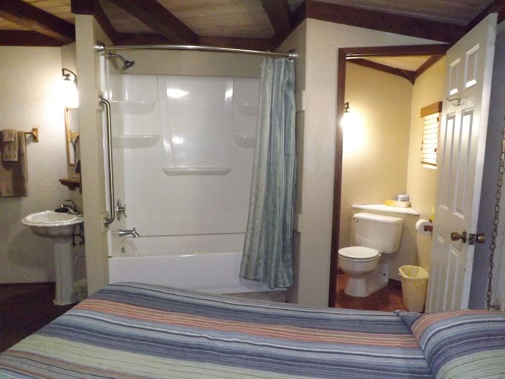 Arizona Mountain Inn and Cabins Cabin, Private Bathroom (Hogan) 7