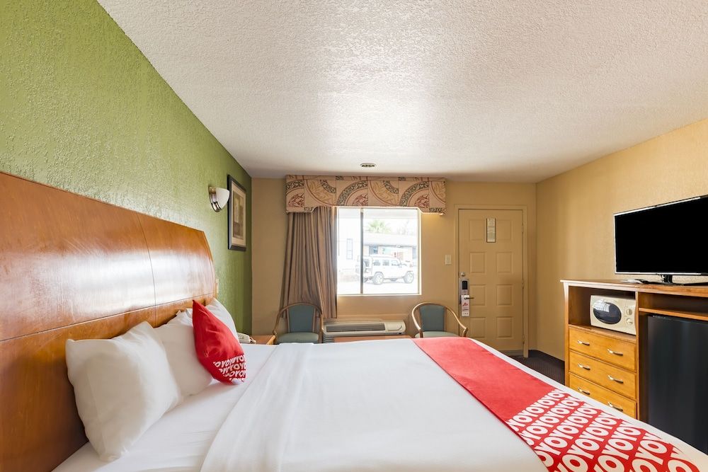 Room, 1 King Bed, Smoking