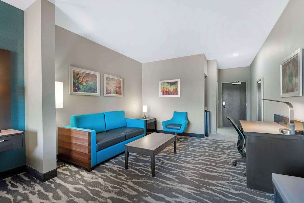 Best Western PLUS Ruston Hotel Suite, 1 King Bed, Non Smoking, Microwave 4