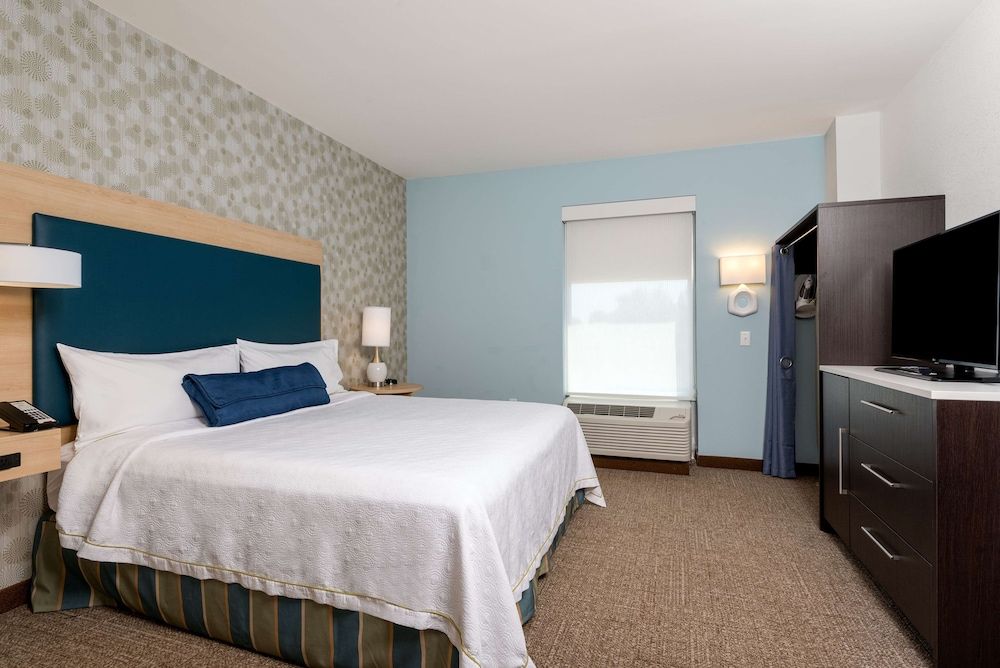 Suite, 1 King Bed, Accessible, Bathtub