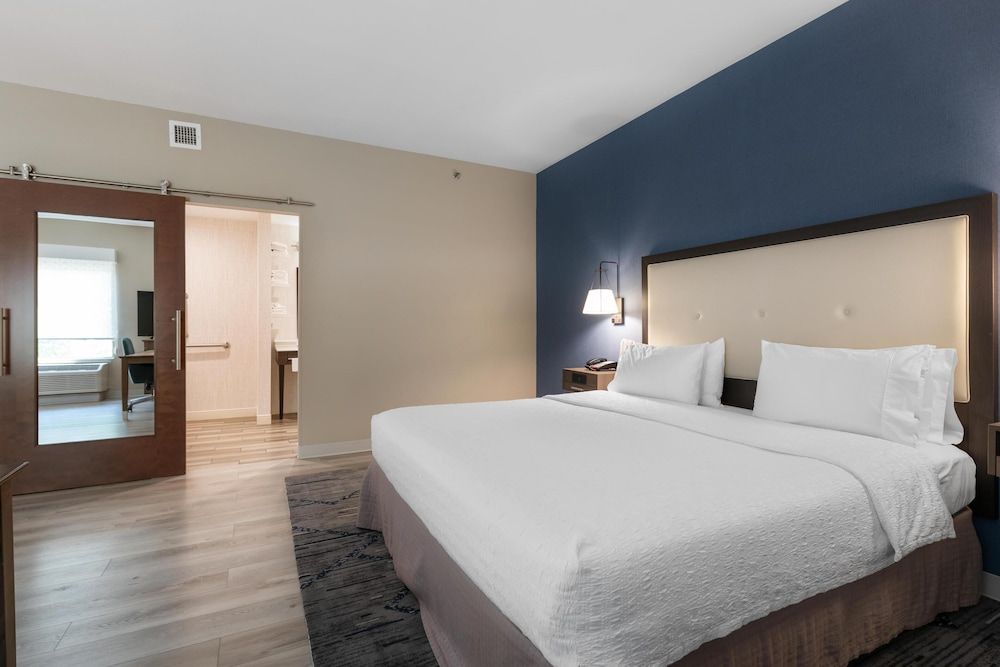 King, Studio, Kitchenette