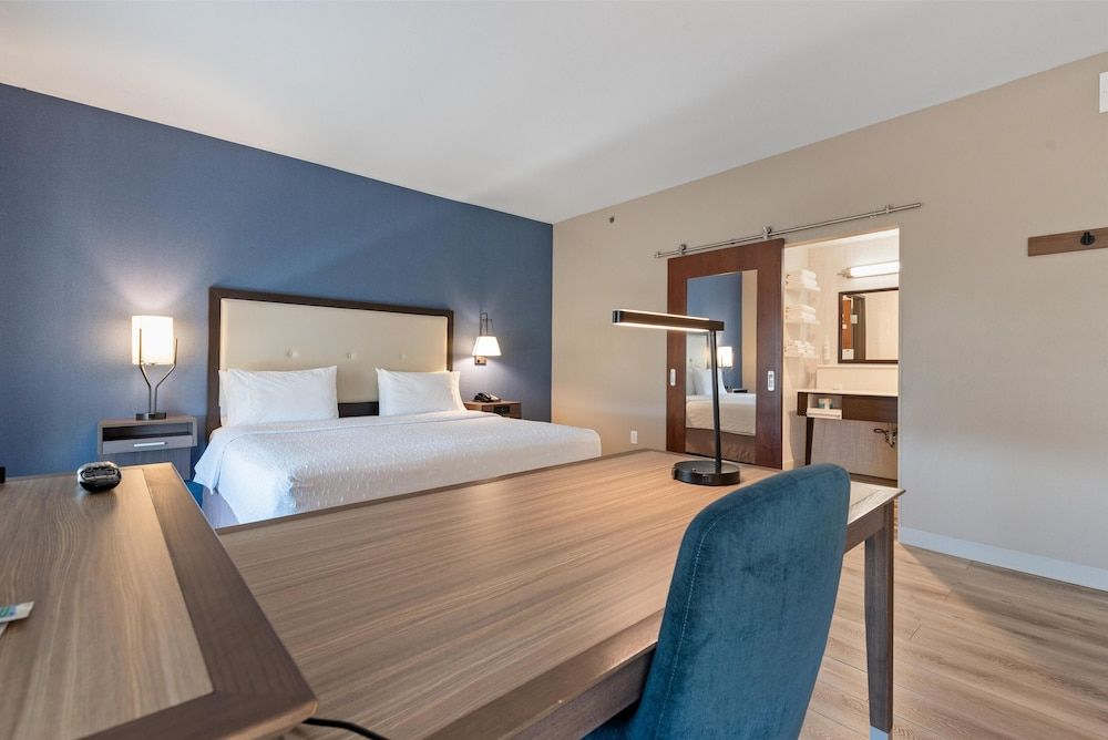 Studio, 1 King Bed, Accessible (Roll In Shower)