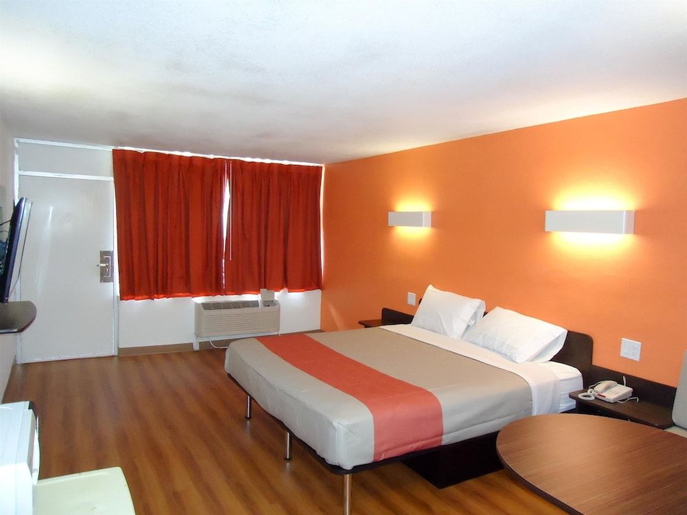Deluxe Room, 1 King Bed, Smoking, Refrigerator & Microwave