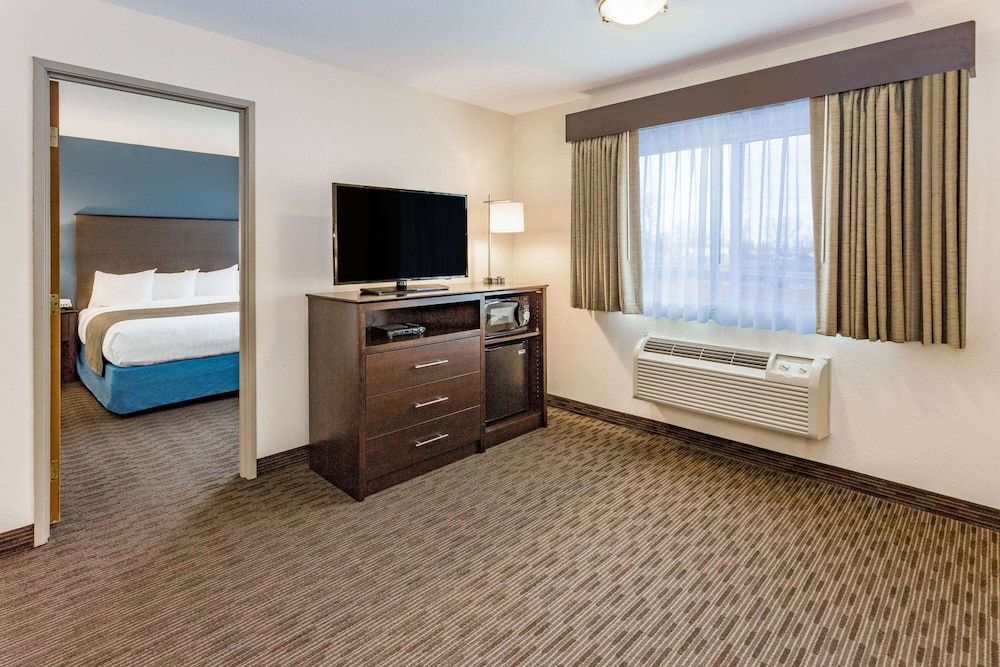 Deluxe Suite, 1 King Bed, Non Smoking (One-Bedroom)