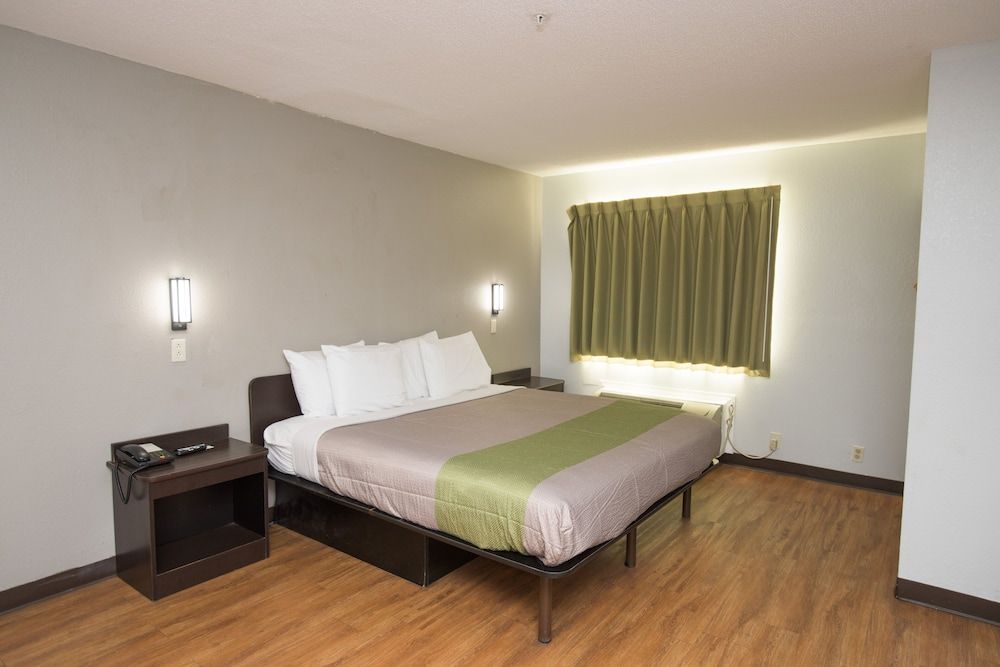 Motel 6 New Iberia, LA Standard Room, 1 King Bed, Non Smoking 2