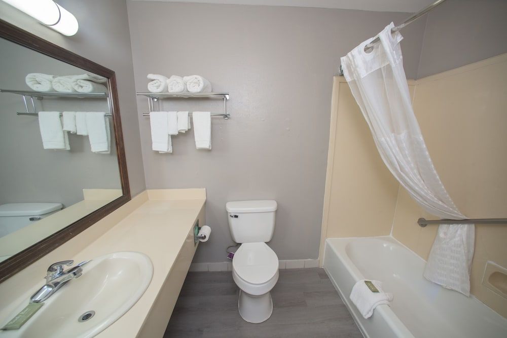 Motel 6 New Iberia, LA Standard Room, 1 King Bed, Non Smoking 9