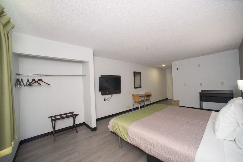 Motel 6 New Iberia, LA Deluxe Suite, 1 King Bed, Non Smoking, Kitchenette 4