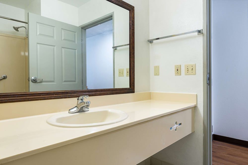 Motel 6 New Iberia, LA Deluxe Suite, 1 King Bed, Non Smoking, Kitchenette 10