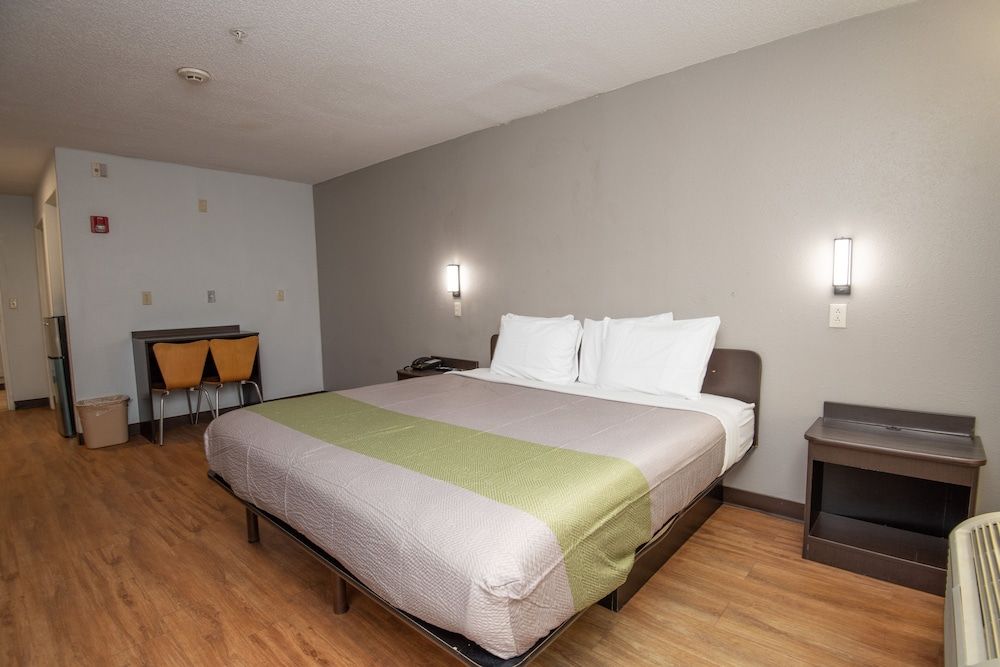 Motel 6 New Iberia, LA Standard Room, 1 King Bed, Non Smoking