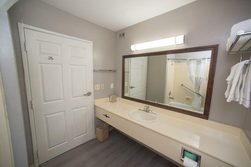 Motel 6 New Iberia, LA Standard Room, 1 King Bed, Non Smoking 8