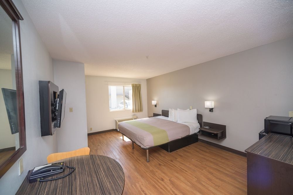 Motel 6 New Iberia, LA Deluxe Suite, 1 King Bed, Non Smoking, Kitchenette 3