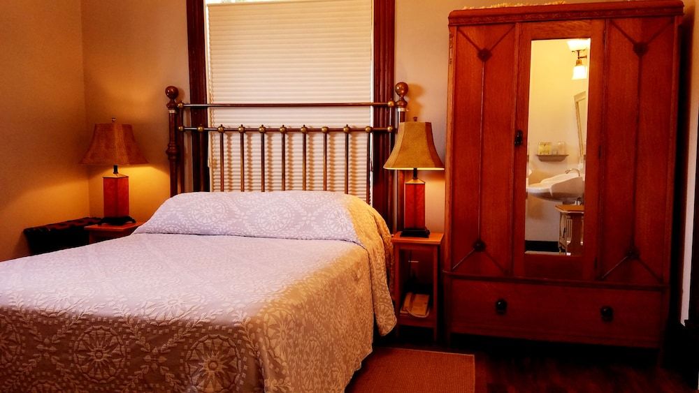 Classic Room, 1 Queen Bed, Garden View