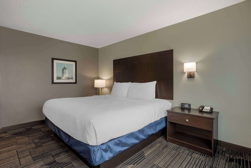 Executive Room, 1 King Bed, Non Smoking, Refrigerator & Microwave