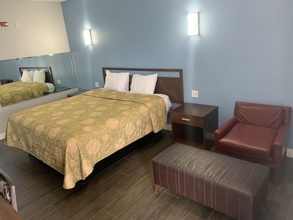 Crescent Inn Standard Room 4