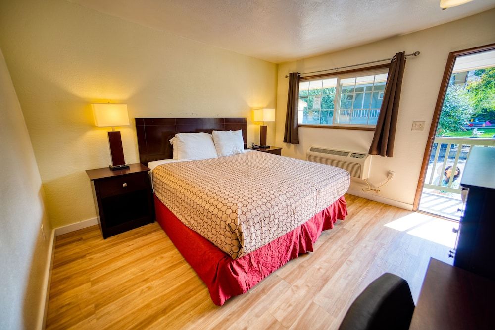 Budget Inn Motel Basic Room, 1 King Bed, Non Smoking 14