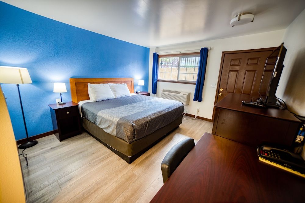 Budget Inn Motel Basic Room, 1 King Bed, Non Smoking 10