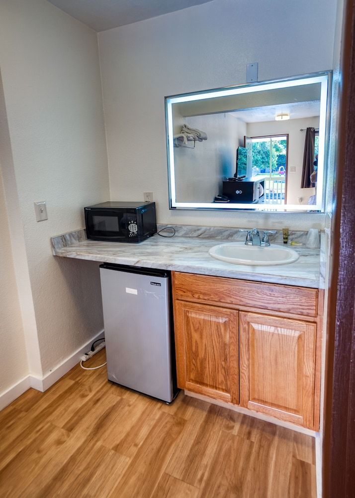 Budget Inn Motel Basic Room, 1 King Bed, Non Smoking 18