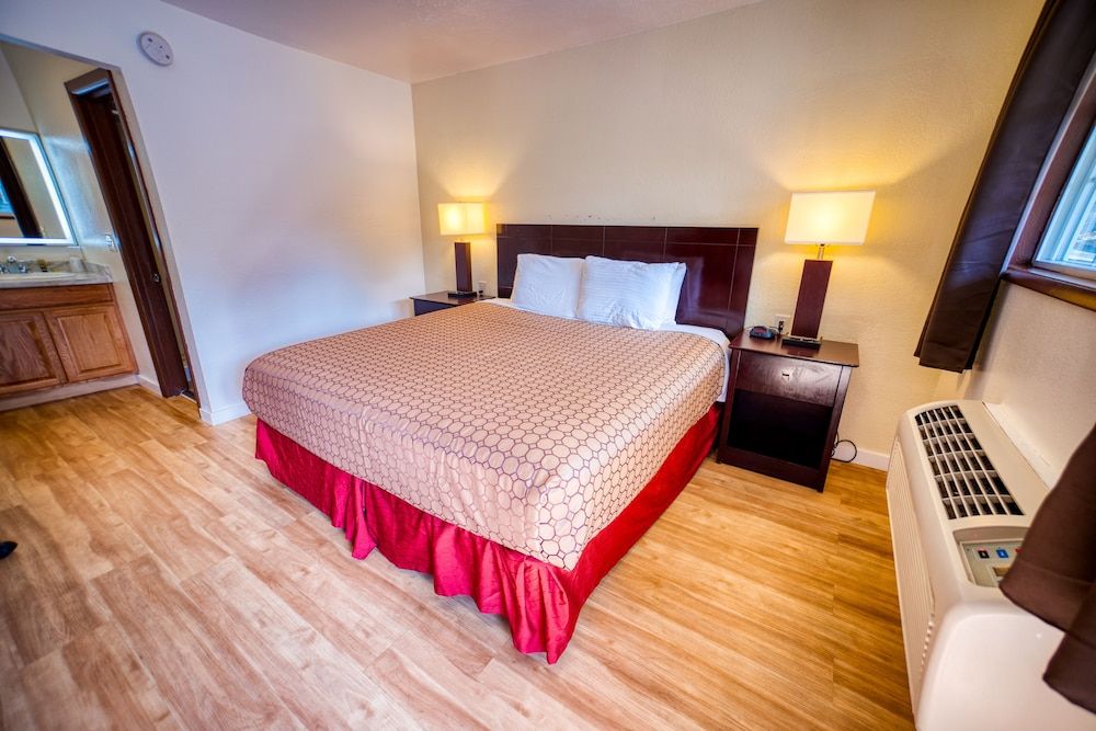 Budget Inn Motel Basic Room, 1 King Bed, Non Smoking 13