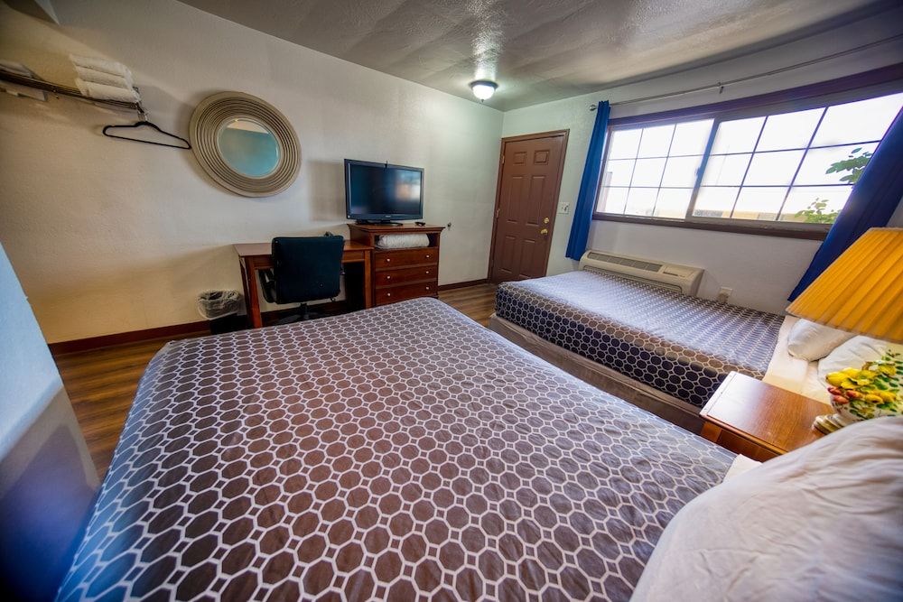 Budget Inn Motel Basic Room, 2 Queen Beds, Non Smoking 6