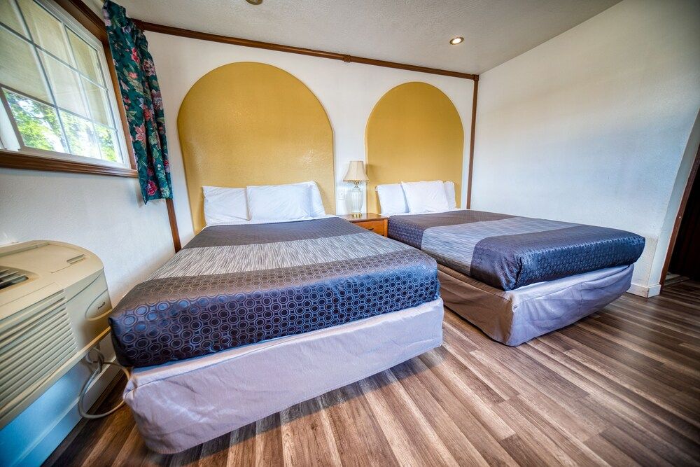 Budget Inn Motel Basic Room, 2 Queen Beds, Non Smoking 13