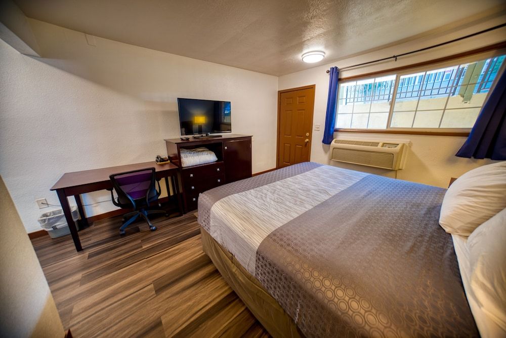 Budget Inn Motel Basic Room, 1 Queen Bed, Non Smoking