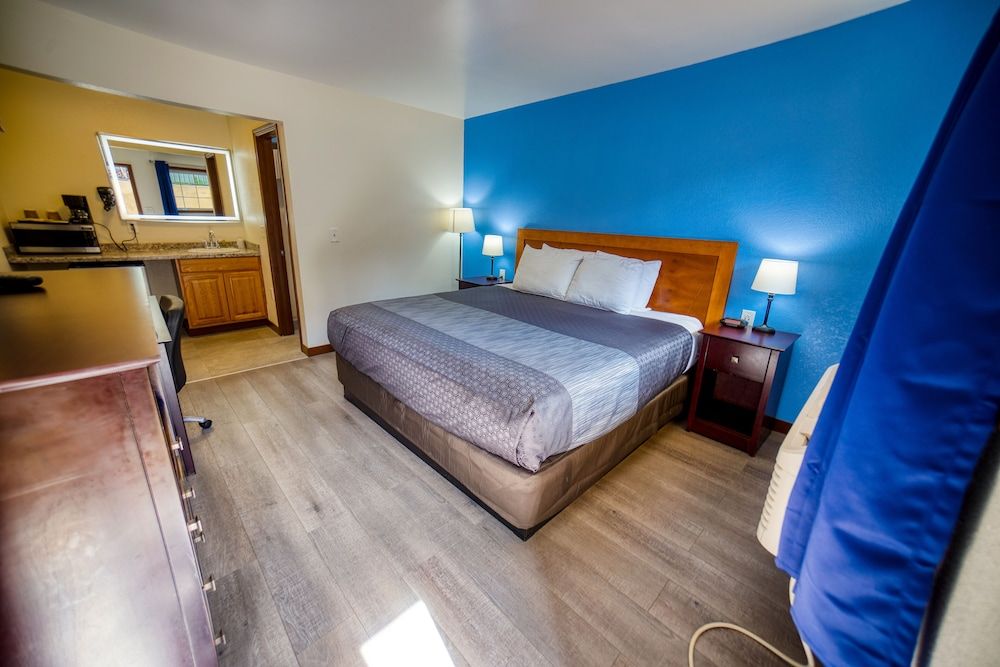 Budget Inn Motel Basic Room, 1 King Bed, Non Smoking 12