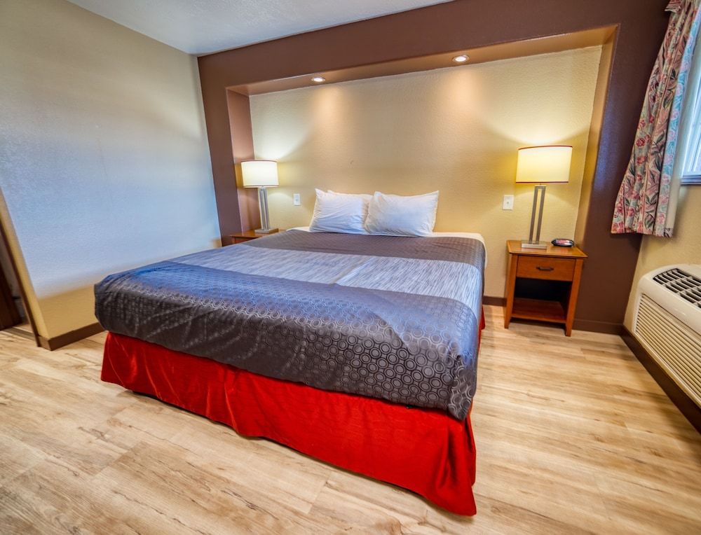 Budget Inn Motel Basic Room, 1 King Bed, Non Smoking 7