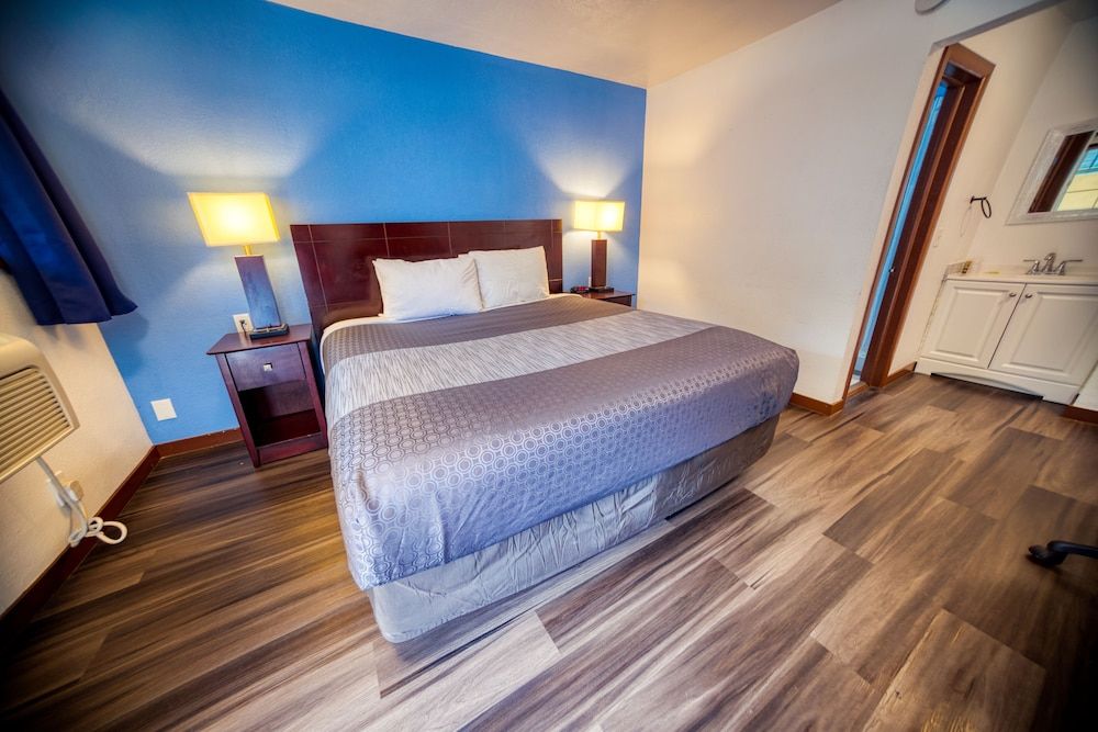 Budget Inn Motel Basic Room, 1 King Bed, Non Smoking 11