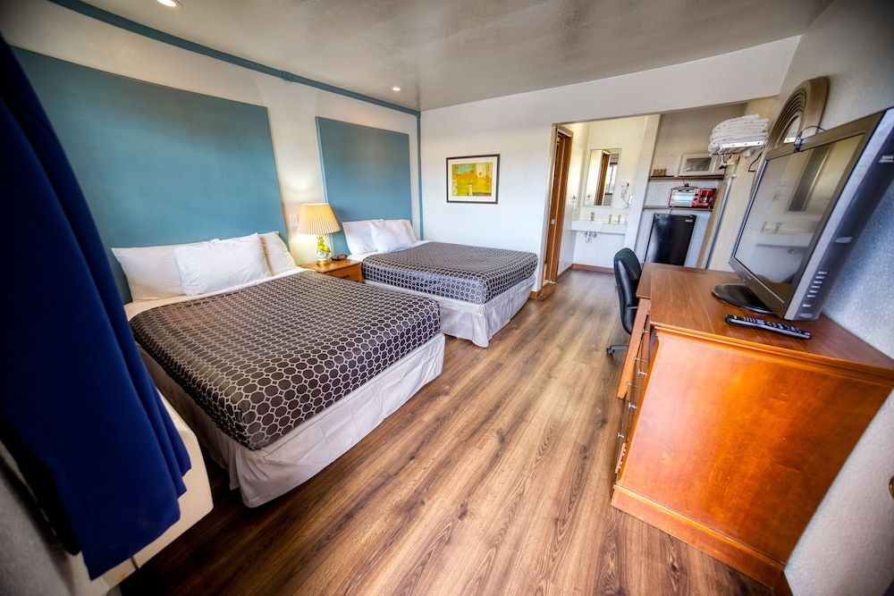 Budget Inn Motel Basic Room, 2 Queen Beds, Non Smoking 9