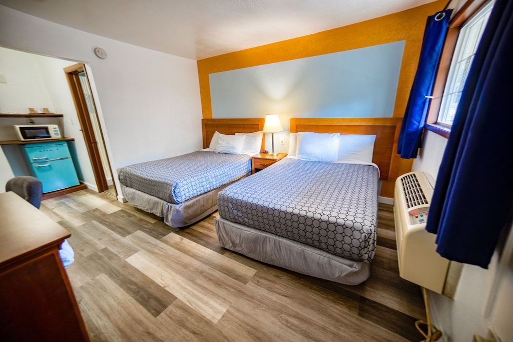 Budget Inn Motel Basic Room, 2 Queen Beds, Non Smoking 16