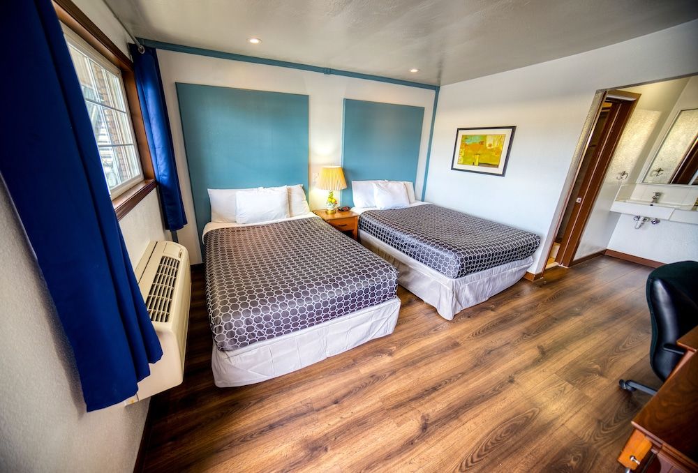 Budget Inn Motel Basic Room, 2 Queen Beds, Non Smoking 7