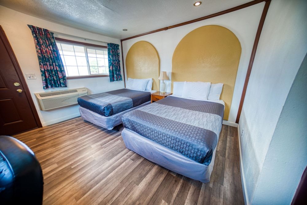 Budget Inn Motel Basic Room, 2 Queen Beds, Non Smoking 12