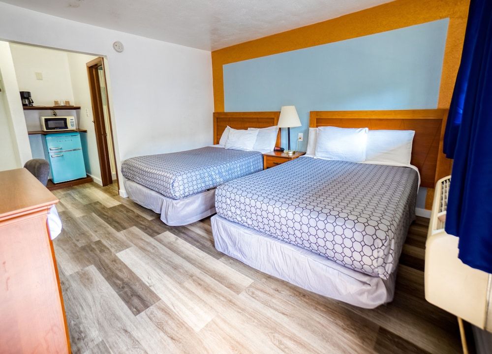 Budget Inn Motel Basic Room, 2 Queen Beds, Non Smoking 14